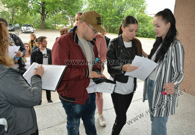 9 зрелостници не се явиха на матурата по предмети в Хасковско