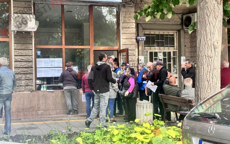 Отново опашки за подаване на документи за "безплатни климатици"