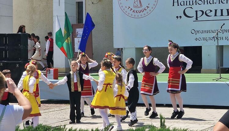 Фестивалът "Среща в Тракия" зарадва първомайци