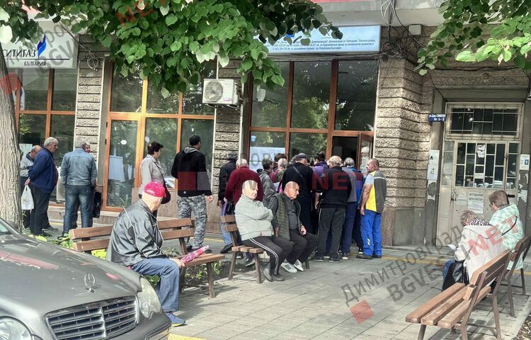 Отново опашки за подаване на документи за "безплатни климатици"