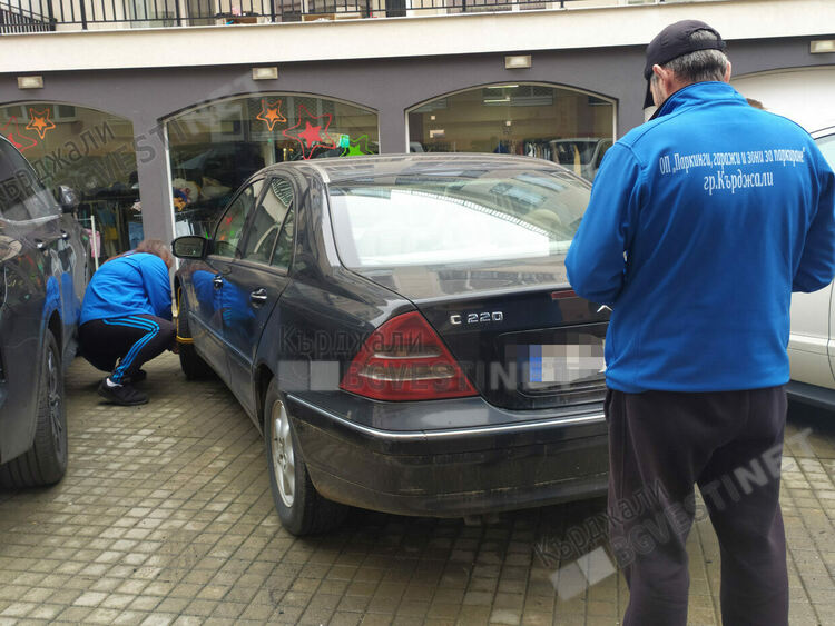 Наглец с „Мерцедес” паркира неправилно в центъра на Кърджали,обжалва акт на Синята зона