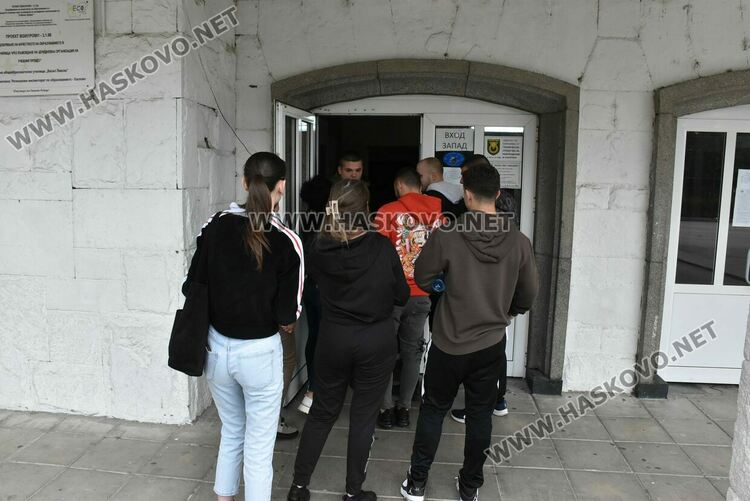 9 зрелостници не се явиха на матурата по предмети в Хасковско