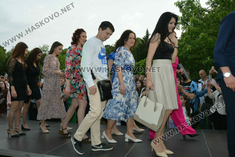 Гимназията по туризъм откри сезона на баловете, абитуриентите минаха по подиум