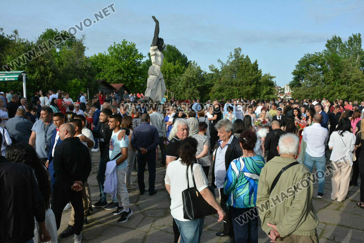 Гимназията по туризъм откри сезона на баловете, абитуриентите минаха по подиум