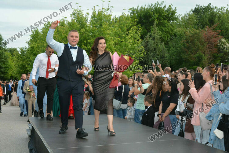 Гимназията по туризъм откри сезона на баловете, абитуриентите минаха по подиум