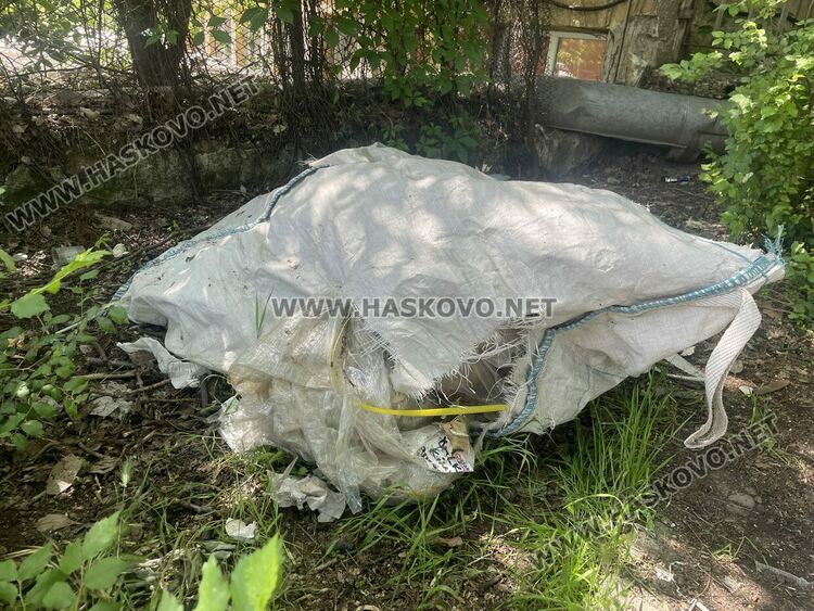 Хасковлийка сигнализира за опасни шахти на тротоара по бул. „Васил Левски“ 