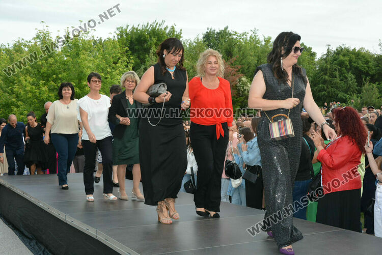 Гимназията по туризъм откри сезона на баловете, абитуриентите минаха по подиум