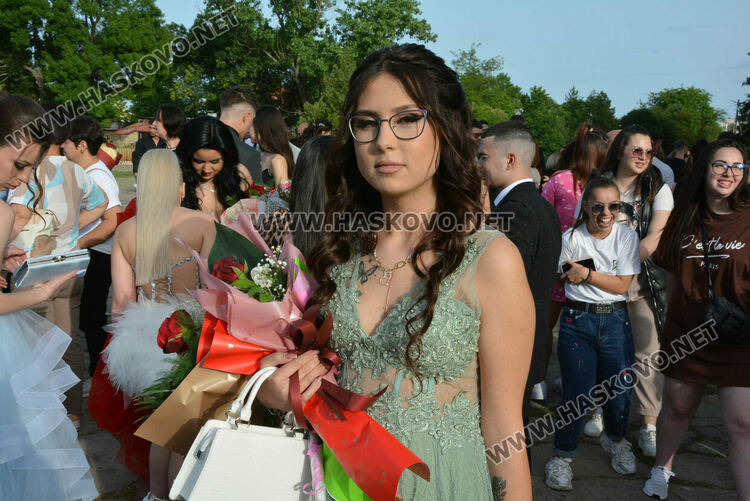 Гимназията по туризъм откри сезона на баловете, абитуриентите минаха по подиум