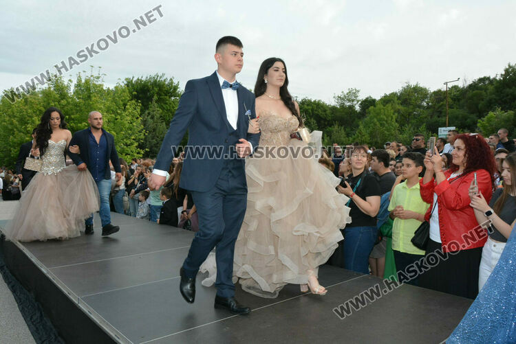 Гимназията по туризъм откри сезона на баловете, абитуриентите минаха по подиум