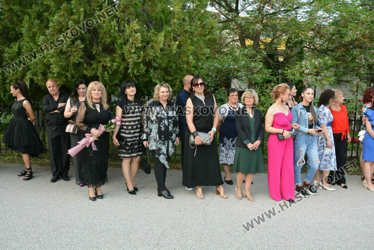 Гимназията по туризъм откри сезона на баловете, абитуриентите минаха по подиум