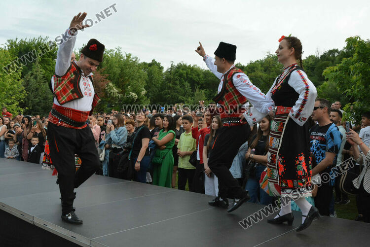 Гимназията по туризъм откри сезона на баловете, абитуриентите минаха по подиум