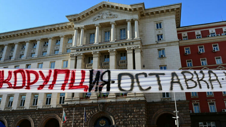 Корупцията е най-големият проблем за българите. Въпреки това темата не е основна в кампанията за поредните предсрочни парламентарни избори.