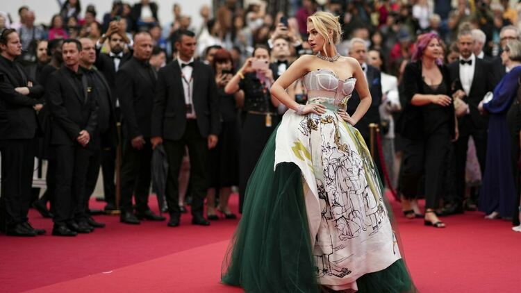 Мария Бакалова блесна на червения килим в Кан