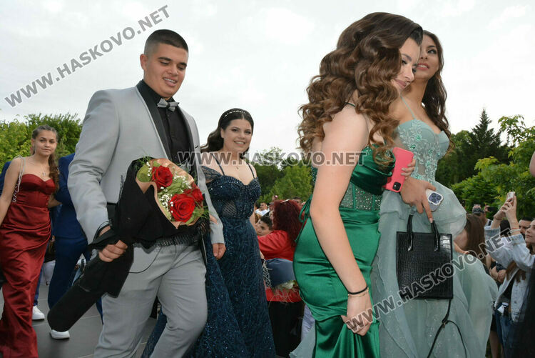 Гимназията по туризъм откри сезона на баловете, абитуриентите минаха по подиум