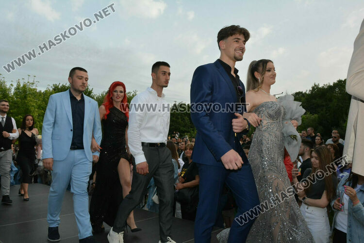 Гимназията по туризъм откри сезона на баловете, абитуриентите минаха по подиум