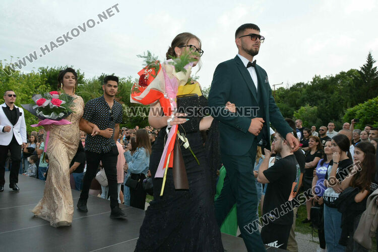 Гимназията по туризъм откри сезона на баловете, абитуриентите минаха по подиум
