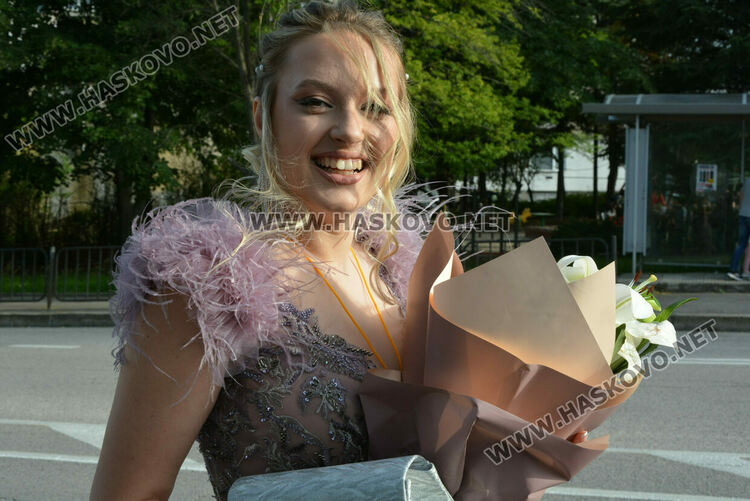 Гимназията по туризъм откри сезона на баловете, абитуриентите минаха по подиум