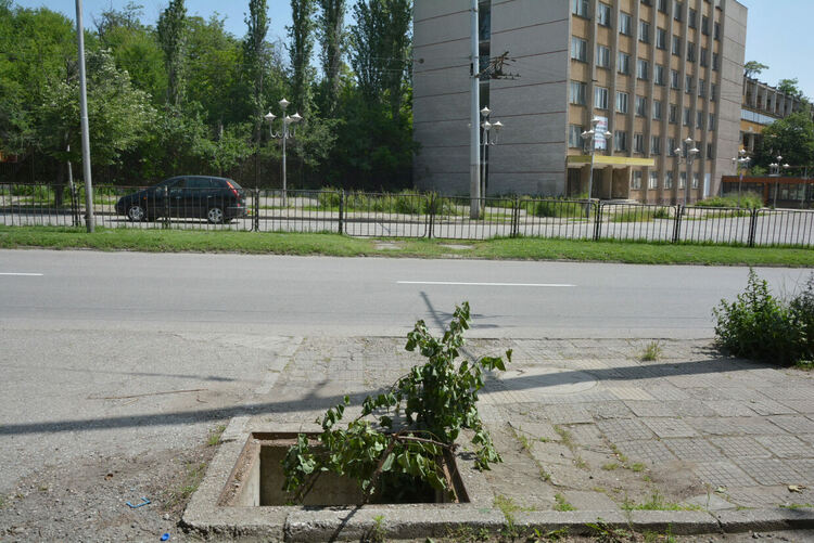 Хасковлийка сигнализира за опасни шахти на тротоара по бул. „Васил Левски“ 