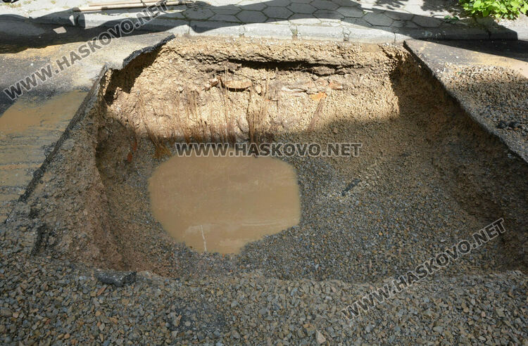 Части от Хасково без вода заради изграждане на връзки към водопровод и авария