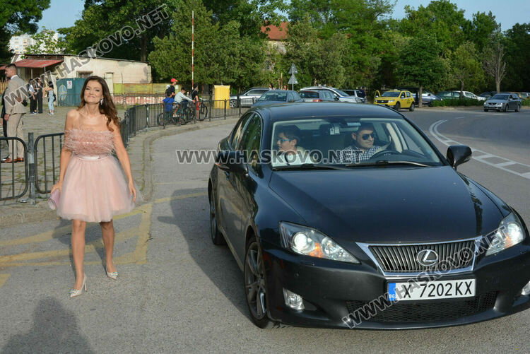 Гимназията по туризъм откри сезона на баловете, абитуриентите минаха по подиум