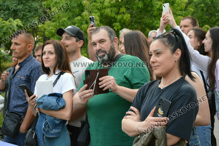 Гимназията по туризъм откри сезона на баловете, абитуриентите минаха по подиум