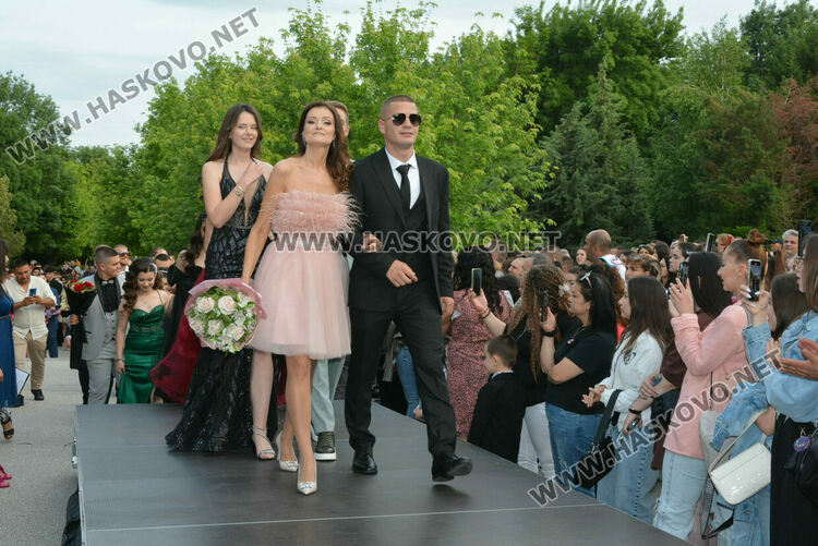 Гимназията по туризъм откри сезона на баловете, абитуриентите минаха по подиум