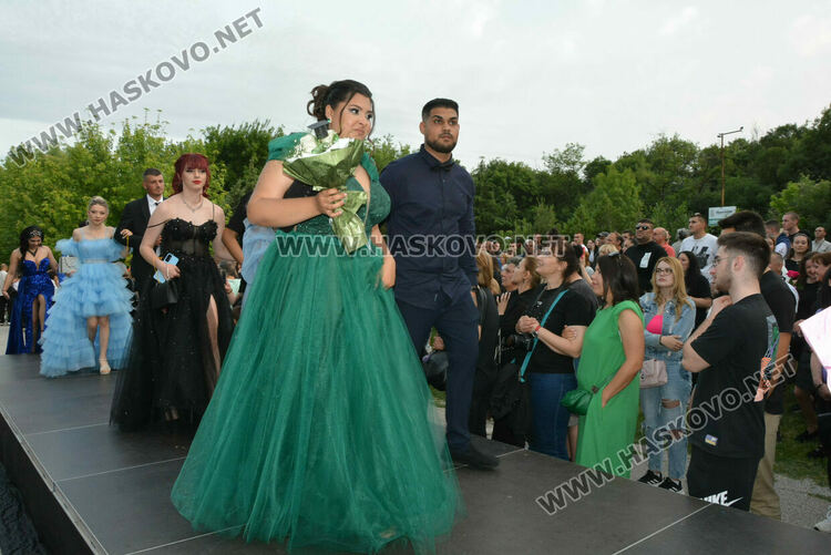 Гимназията по туризъм откри сезона на баловете, абитуриентите минаха по подиум
