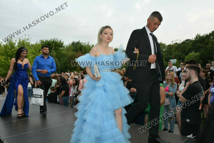Гимназията по туризъм откри сезона на баловете, абитуриентите минаха по подиум