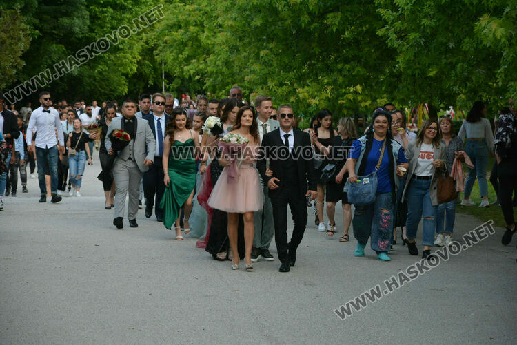 Гимназията по туризъм откри сезона на баловете, абитуриентите минаха по подиум