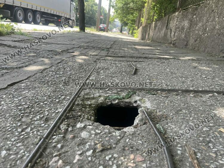 Хасковлийка сигнализира за опасни шахти на тротоара по бул. „Васил Левски“ 
