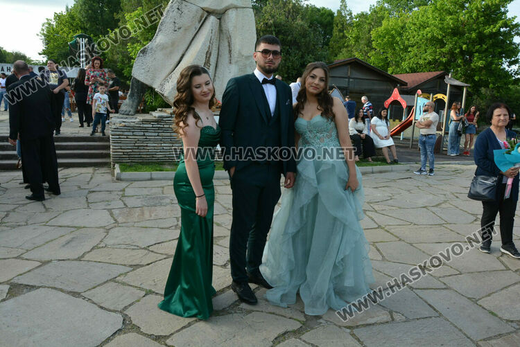 Гимназията по туризъм откри сезона на баловете, абитуриентите минаха по подиум