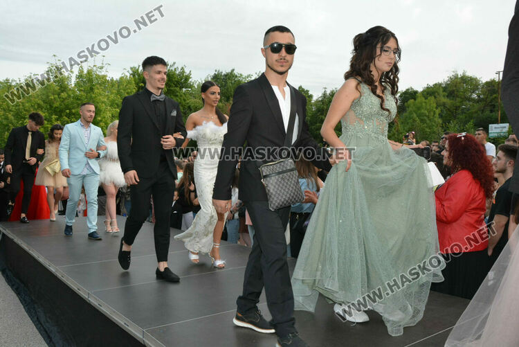 Гимназията по туризъм откри сезона на баловете, абитуриентите минаха по подиум