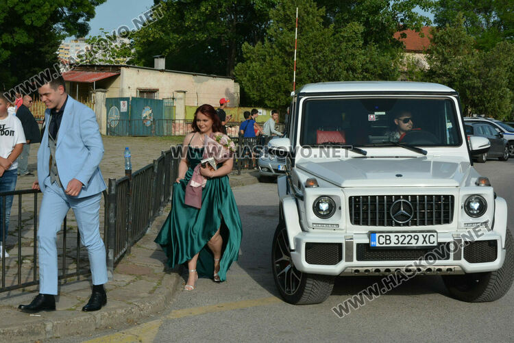 Гимназията по туризъм откри сезона на баловете, абитуриентите минаха по подиум
