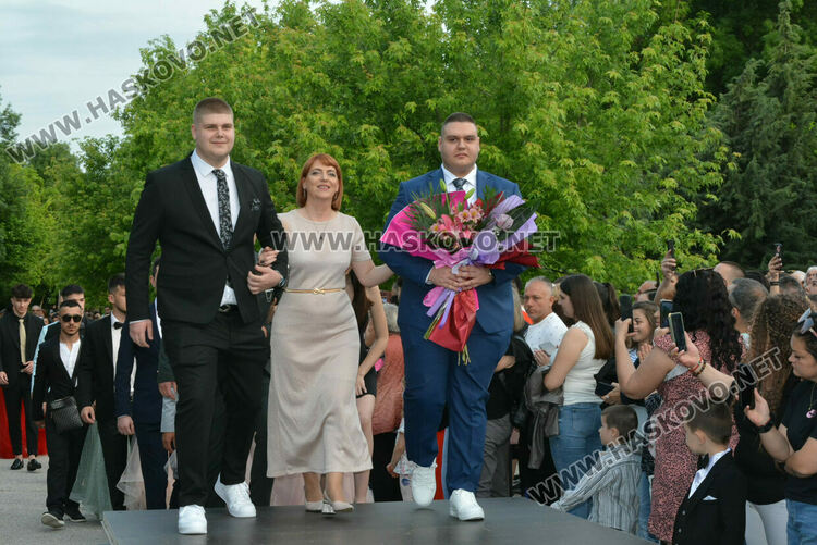 Гимназията по туризъм откри сезона на баловете, абитуриентите минаха по подиум