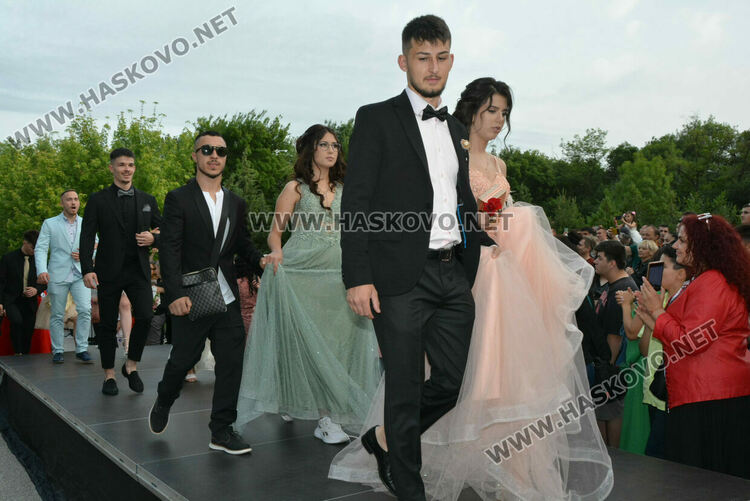 Гимназията по туризъм откри сезона на баловете, абитуриентите минаха по подиум