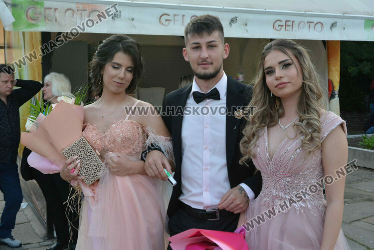 Гимназията по туризъм откри сезона на баловете, абитуриентите минаха по подиум