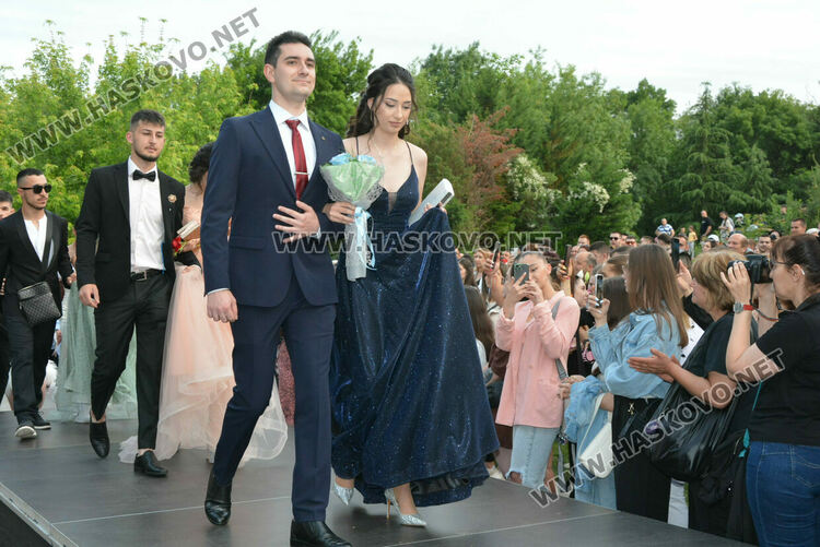 Гимназията по туризъм откри сезона на баловете, абитуриентите минаха по подиум