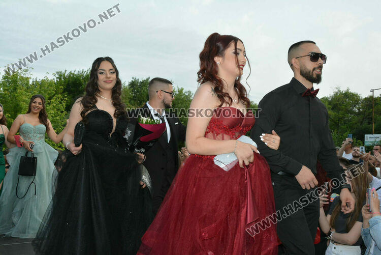 Гимназията по туризъм откри сезона на баловете, абитуриентите минаха по подиум