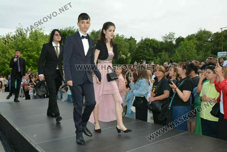Гимназията по туризъм откри сезона на баловете, абитуриентите минаха по подиум