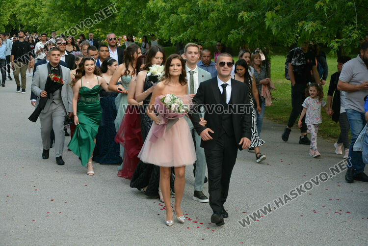 Гимназията по туризъм откри сезона на баловете, абитуриентите минаха по подиум