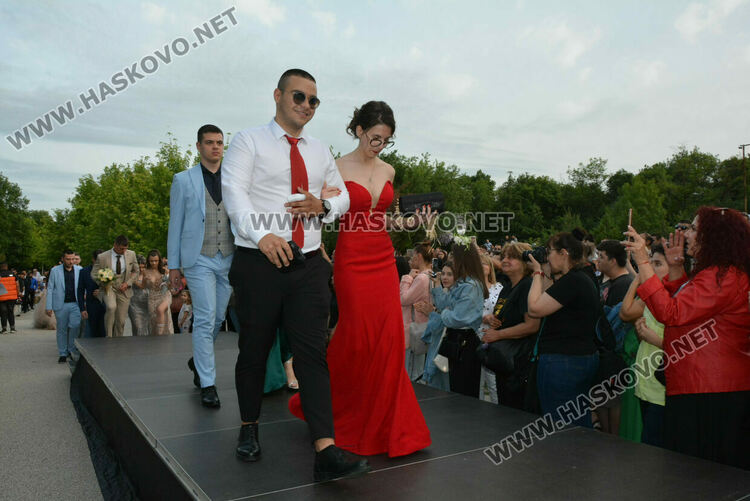 Гимназията по туризъм откри сезона на баловете, абитуриентите минаха по подиум