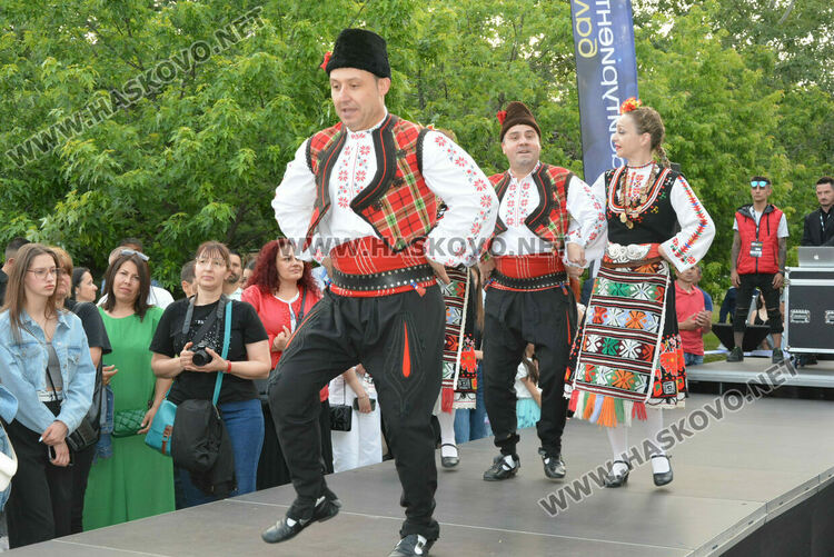 Гимназията по туризъм откри сезона на баловете, абитуриентите минаха по подиум