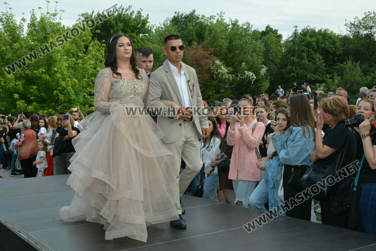 Гимназията по туризъм откри сезона на баловете, абитуриентите минаха по подиум