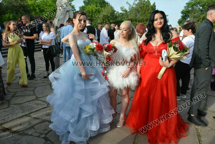 Гимназията по туризъм откри сезона на баловете, абитуриентите минаха по подиум