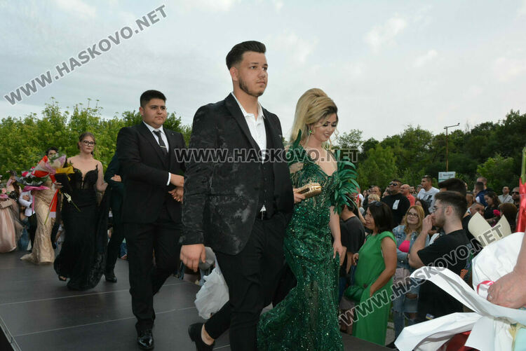 Гимназията по туризъм откри сезона на баловете, абитуриентите минаха по подиум