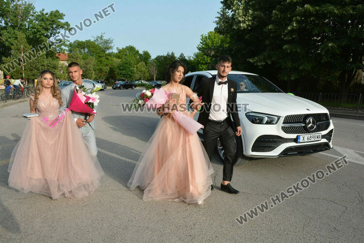 Гимназията по туризъм откри сезона на баловете, абитуриентите минаха по подиум