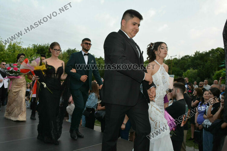 Гимназията по туризъм откри сезона на баловете, абитуриентите минаха по подиум