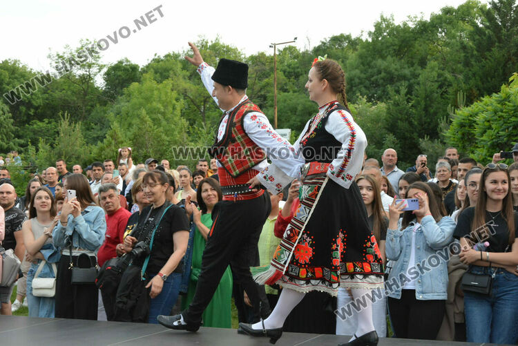 Гимназията по туризъм откри сезона на баловете, абитуриентите минаха по подиум