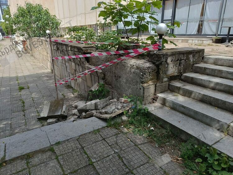   Ремонтират подпорна стена на Театъра в Кърджали след години протакане