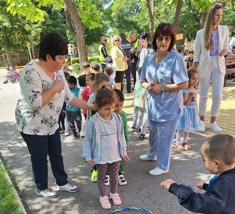 Деца от „Слънце“ показаха знания и умения за пътна безопасност